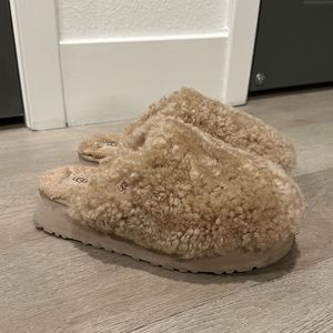 UGG maxi curly platform slippers